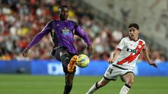 MADRID (ESPAÑA), 04/05/2023.- El defensa camerunés del Real Valladolid Martin Hongla (i) despaja junto a Sergio Perez Camello, del Rayo, durante el partido de LaLiga que Rayo Vallecano y Real Valladolid disputan este jueves en el estadio de Vallecas, en Madrid. EFE/ Kiko Huesca
