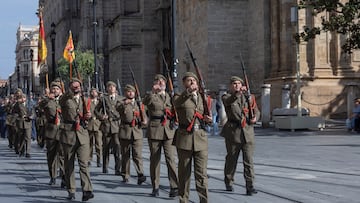 Militares con la corona de laurel para homenajear a los que dieron su vida en un acto celebrado con motivo del Día de la Hispanidad. A 11 de octubre de 2022, en Sevilla (Andalucía, España). En Sevilla se ha celebrado hoy, martes, un acto complementario al Día de la Fiesta Nacional, donde ha sido izada la bandera nacional y homenajeado a los que dieron su vida, en un acto presidido por el Jefe de la Fuerza Terrestre en Sevilla, José Rodríguez, y con la asistencia de autoridades civiles y militares.
11 OCTUBRE 2022
María José López / Europa Press
11/10/2022