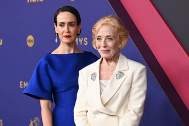 Sarah Paulson y Holland Taylor mantienen una relación sentimental desde principios de 2015. A pesar de su diferencia de edad de 32 años, son una de las parejas más consolidadas y visibles de Hollywood. Se conocieron en una cena benéfica en 2005, pero ambas estaban en otras relaciones. Paulson ha mencionado que en ese momento pensó que Taylor era "la mujer más exquisitamente bella" que había visto.