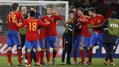 Los jugadores espa&ntilde;oles se abrazan tras el triunfo ante Portugal en el partido de los octavos de final del Mundial 2010 jugado en Ciudad del Cabo.