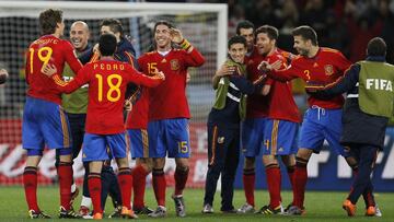 Los jugadores españoles se abrazan tras el triunfo ante Portugal en el partido de los octavos de final del Mundial 2010 jugado en Ciudad del Cabo.
