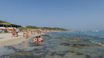 Varias personas en la playa de Ses Salines, a 11 de julio de 2023, en Ibiza, Islas Baleares (España). Los datos de la Federación Empresarial Hotelera de las Pitiusas indican que todas las zonas turísticas de la isla de Ibiza registraron grandes caídas de ocupación. Ibiza ha cerrado junio con una ocupación turística del 82,36 %, lo que supone un descenso del 4,5 % respecto al mismo periodo del año anterior, puesto que en junio de 2022 se registró una ocupación hotelera del 86,22 %.
11 JULIO 2023
Germán Lama / Europa Press
11/07/2023