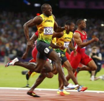 En los Juegos Ol¨ªmpicos de Londres 2012, el 11 de agosto, estableci¨® un nuevo r¨¦cord mundial en el relevo 4x100 con registro de 36,84. Adem¨¢s super¨® el r¨¦cord ol¨ªmpico en los 100 metros lisos tras ganar la final con un tiempo de 9,63, estableciendo la segunda mejor marca de la historia, y tambi¨¦n triunf¨® en los 200m, siendo el primer atleta en ganar la medalla de oro ol¨ªmpica en dos juegos consecutivos en ambas pruebas.
En la imagen Usain Bolt durante la prueba de los 100m.