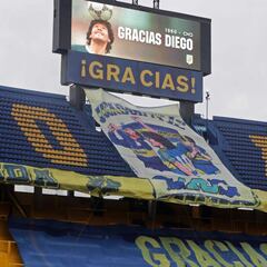 Sentido minuto de aplausos a Maradona en La Bombonera