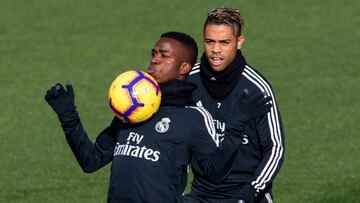 Mariano y Vinicius en un entrenamiento del Madrid.