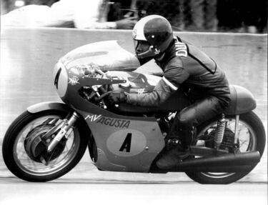 Al igual que el automovilismo, en ocasiones en el motociclismo el dominio absoluto va por fechas. Uno de los hombres más dominantes del a historia en la categoría reina del mundial de MotoGP fue el italiano Giacomo Agostini. Consiguió ser campeón de 500 cc desde 1966 a 1972. Fueron siete los títulos consecutivos. El inglés Phil Read cortó esa racha al ganar el Mundial en el 73. Otra gran racha fue la de Valentino Rossi, quien ganó cinco entre 2001 y 2005 (el primero con nomenclatura de 500 cc y el resto como Moto GP). En su caso fue Nicky Hayden, en 2006, el que impidió que ganase el sexto.