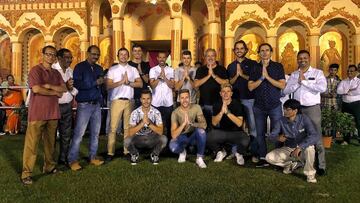 Monroy, Acosta, Piti y Castel, jugadores del Jamshedur, en un templo hind&uacute; junto a otros miembros del equipo.