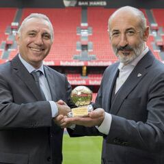 Stoichkov estrena maravillado el nuevo San Mamés