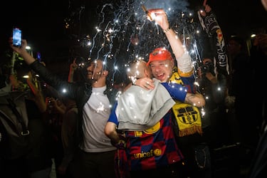 Los aficionados del Barcelona celebran en su rincón sagrado, la Fuente de Caneletes, el vigesimoséptimo título de Liga.