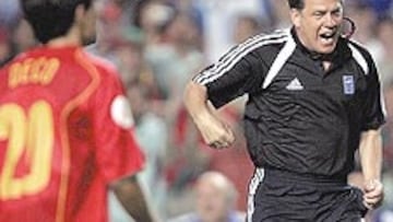 <b>CONTRASTE EN EL BANQUILLO. </b>Rehhagel salta de alegría con el triunfo de la selección griega, mientras que Scolari se desesepera.