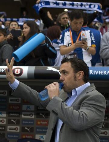 El entrenador del RCD Espanyol, Sergio González, durante el partido de la undécima jornada de liga de Primera División disputado ante el Villarreal hoy en el estadio Cornellà-El Prat