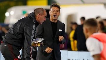 FLORENCIO VARELA, ARGENTINA - APRIL 02: Marcelo Gallardo, coach of River Plate, gives directions to his players during a match between Defensa y Justicia and River Plate as part of Copa de la Liga 2022 at Estadio Norberto Tomaghello on April 2, 2022 in Florencio Varela, Argentina. (Photo by Daniel Jayo/Getty Images)