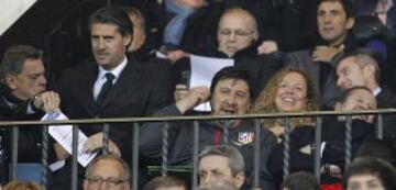 El Mono Burgos en la grada con Caminero.