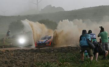 La quinta parada del Mundial de Rallys se disputó en la isla italiana y el cántabro, junto a su copiloto Cándido Carrera, es uno de los seis pilotos que está en la lucha por la victoria con su Hyundai. Acabó en quinta posición la jornada del viernes a 16 segundos del líder, el finlandés Esapekka Lappi y su Toyota.