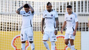 Futbol, Deportes Limache vs Colo Colo.
Fecha 6, fase de grupos, Copa Chile 2025.
El jugador de Colo Colo Arturo Vidal, centro, se lamenta tras el gol de Deportes Limache durante un partido del grupo B disputado en el estadio Lucio Farina de Quillota, Chile.
10/05/2025
Andres Pina/Aton Chile
Football, Deportes Limache vs Colo Colo.
6th turn, group stage, 2025 Copa Chile Championship.
Colo Colo player Arturo Vidal, center, reacts after a Deportes Limache goal during a Copa Chile Championship match at the Lucio Farina stadium in Quillota, Chile.
10/05/2025
Andres Pina/Aton Chile