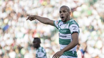 Matheus Dória durante un partido con Santos Laguna.