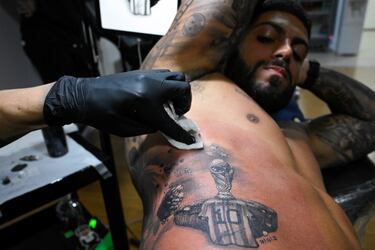 La fiebre por los tatuajes con la cara de Messi escala sin control en Rosario