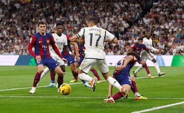 Se pasó de frenada Cancelo en su defensa, y el lateral madridista del día de hoy, le superó con un autopase. Luego, dentro del área, Cubarsí se come un recorte y finalmente es derribado.