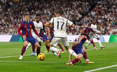 Se pasó de frenada Cancelo en su defensa, y el lateral madridista del día de hoy, le superó con un autopase. Luego, dentro del área, Cubarsí se come un recorte y finalmente es derribado.