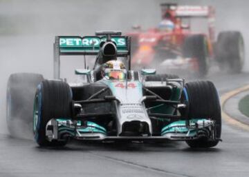 Lewis Hamilton seguido por Fernando Alonso.