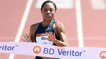 Allyson Felix llega a meta durante una carrera de los USATF Golden Games y World Athletics Continental Tour en Walnut, California.