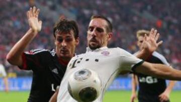 Rib&eacute;ry protege un bal&oacute;n ante Spahic en el partido de ayer. El franc&eacute;s volvi&oacute; a brillar.
 