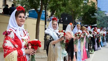 Varias mujeres vestidas de chulapas reparten claveles rojos y blancos en Las Vistillas, a 13 de mayo de 2023, en Madrid (España). Las fiestas de San Isidro se celebran a mediados de mayo en la ciudad de Madrid en honor a su patrono, cuya festividad es el día 15 de mayo. El clavel, espontáneo en la flora de la península ibérica, es un accesorio fundamental del traje típico de estas fiestas que los chulapos lucen en el chaleco y las chulapas bajo el pañuelo que llevan en la cabeza.
13 MAYO 2023;CLAVEL;CALVELES;SAN ISIDRO;MADRID;FIESTAS;TRADICIÓN;MANTILLA;PAÑUELO;TRAJE REGIONAL;VESTIDO DE CHULAPA;CHULAPA;CASTIZO;
Gustavo Valiente / Europa Press
13/05/2023