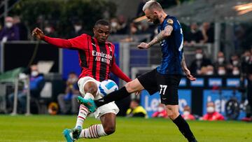 MILAN, ITALY - APRIL 19: Marcelo Brozovic of FC Internazionale is tackled by Pierre Kalulu of AC Milan during the Coppa Italia Semi Final 2nd Leg match between FC Internazionale v AC Milan at Giuseppe Meazza Stadium on April 19, 2022 in Milan, Italy. (Photo by Pier Marco Tacca/AC Milan via Getty Images)