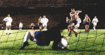 El 23 de Abril de 1959 fue el primer partido de la semifinal de la Copa de Europa. Jugaron en el Bernab¨¦u y gan¨® el Real Madrid por 2-1. En la imagen, Dom¨ªnguez le par¨® un penalti a Vav¨¢.