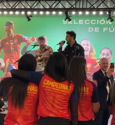 스페인의 '미친' 파티: Pool, La La Love You 및 Maximum Privacy