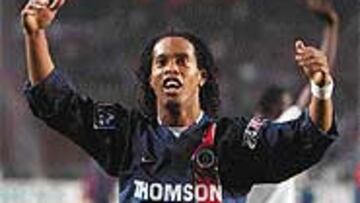 <b>IMPACIENTE</B>. Ronaldinho está a la espera de que el Madrid llame a su puerta.