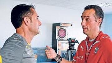 <b>COLEGAS. </b>José Luis Oltra dialogó ayer con Ernesto Valverde, entrenador del Villarreal y amigo del preparador valenciano.