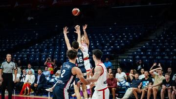 Guillermo del Pino, base de la Selección, lanza el triple de la victoria ante Francia en la final del Europeo Sub-18.