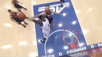 Zion Williamson oposita a lo m¨¢s alto del draft 2019: derroche de fuerza para entrar y matar