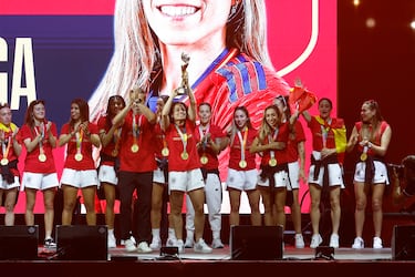 Ivana Andrés levanta el trofeo de la Copa del Mundo en el escenario de la Explanada del Puente del Rey.