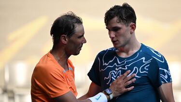 Nadal saluda a Draper tras derrotarle.