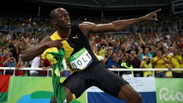 Usain Bolt hace el arquero tras ganar el oro con Jamaica en el relevo 4x100 en los Juegos Ol&iacute;mpicos de R&iacute;o 2016.