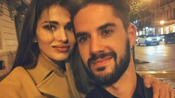 Sara Sálamo e Isco Alarcón posando en la calle.