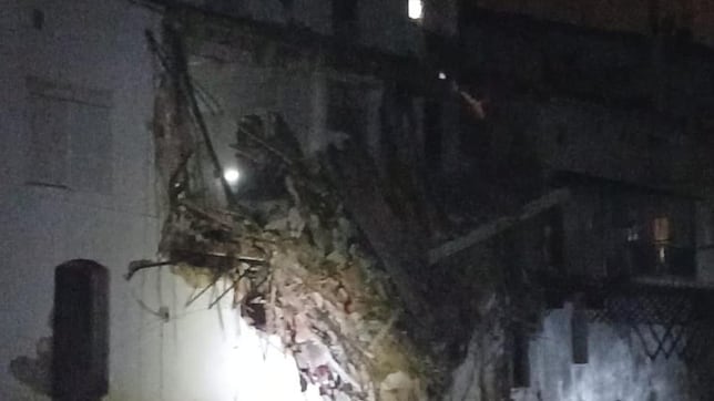 Un edificio emblemático de la localidad de Chiva se derrumba por los daños causados tras la DANA