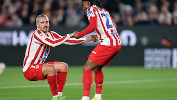 Atletico Madrid's English forward #22 Ademola Lookman helps Atletico Madrid's French forward #07 Antoine Griezmann to stand up during the Copa del Rey (King's Cup) semi final second leg football match between FC Barcelona and Club Atletico de Madrid at Camp Nou Stadium in Barcelona on March 3, 2026. (Photo by Josep LAGO / AFP)