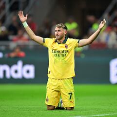 Santiago Giménez colaboró con el liderato del AC Milán