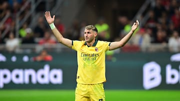 Soccer Football - Serie A - AC Milan v Bologna - San Siro, Milan, Italy - September 14, 2025 AC Milan's Santiago Gimenez appeals for a foul which is not given REUTERS/Daniele Mascolo