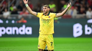 Soccer Football - Serie A - AC Milan v Bologna - San Siro, Milan, Italy - September 14, 2025 AC Milan's Santiago Gimenez appeals for a foul which is not given REUTERS/Daniele Mascolo