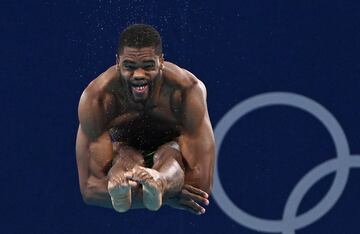 Yona Knight-Wisdom en la semifinal masculina de trampolín de 3 metros.