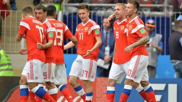 Moscow (Russian Federation), 14/06/2018.- Yury Gazinsky (2-R) of Russia celebrates with team mates after scoring the opening goal during the FIFA World Cup 2018 group A preliminary round soccer match between Russia and Saudi Arabia in Moscow, Russia, 14 J