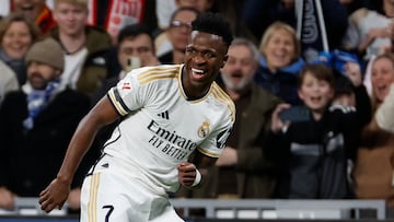 -FOTODELDÍA- MADRID, 10/02/2024.- El brasileño Vinicius Junior celebra el primer gol del equipo madridista durante el encuentro correspondiente a la jornada 24 de primera división que disputan hoy sábado Real Madrid y Girona en el estadio Santiago Bernabéu, en Madrid. EFE/Daniel González.