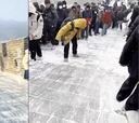 Bajas temperaturas convierten la muralla china en una resbaladilla gigante