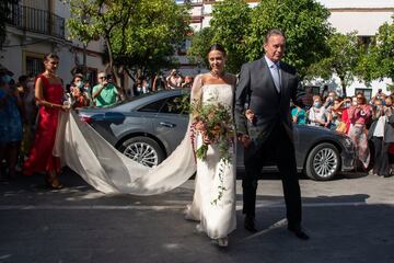 La novia es llevada al altar por su padre, Bertín Osborne.