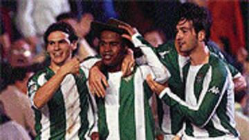 <b>SOMBRERO Y SALUDOS PARA EL MATADOR</b>. Euforia en Heliópolis: Capi y Arzu saludan a Assunçao, matador con aquel sombrero de Finidi.