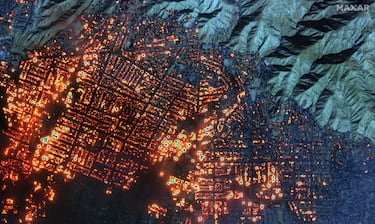 Imagen satelital infrarroja de onda corta de Maxar más cercana de edificios en llamas en Altadena, California.